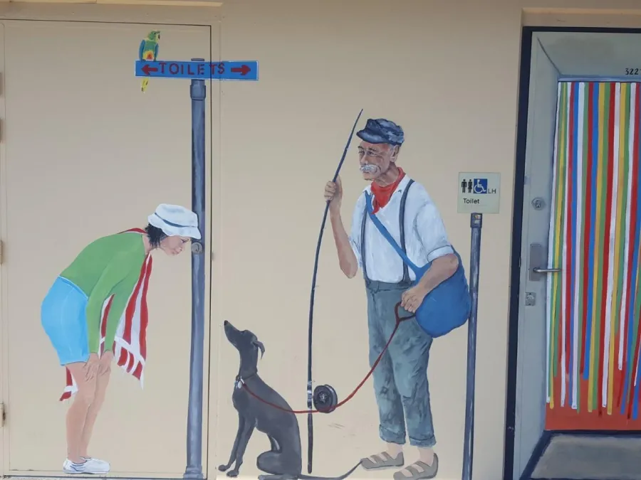 Mural on the St Leonards toilet block, by Vicki Clissold