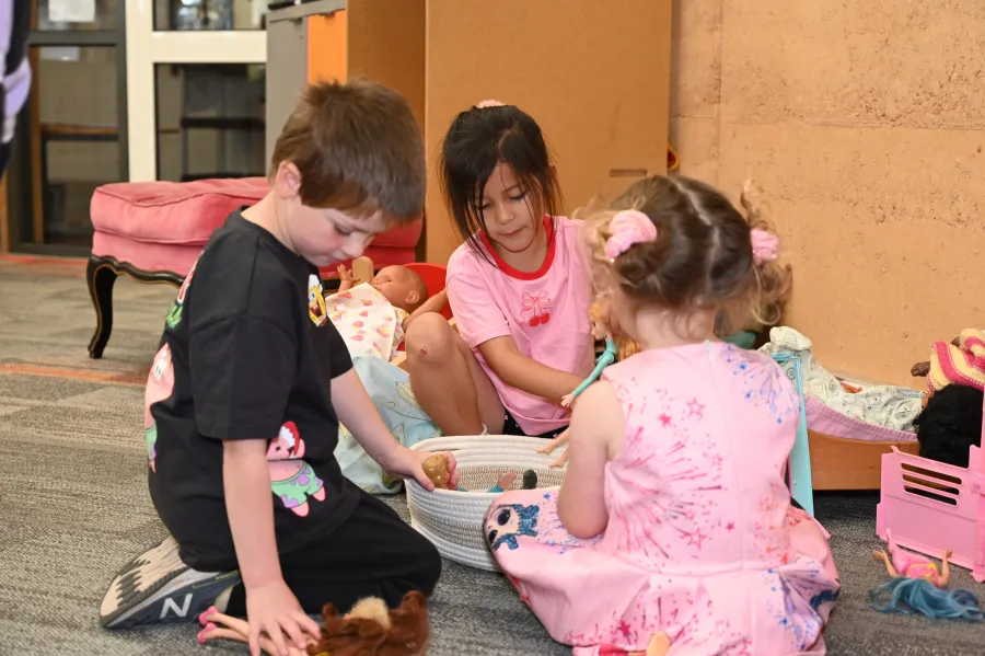 kinder children in home corner
