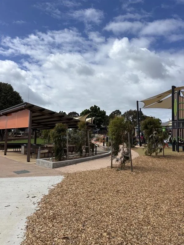 Rippleside Park shelter 2 in play space