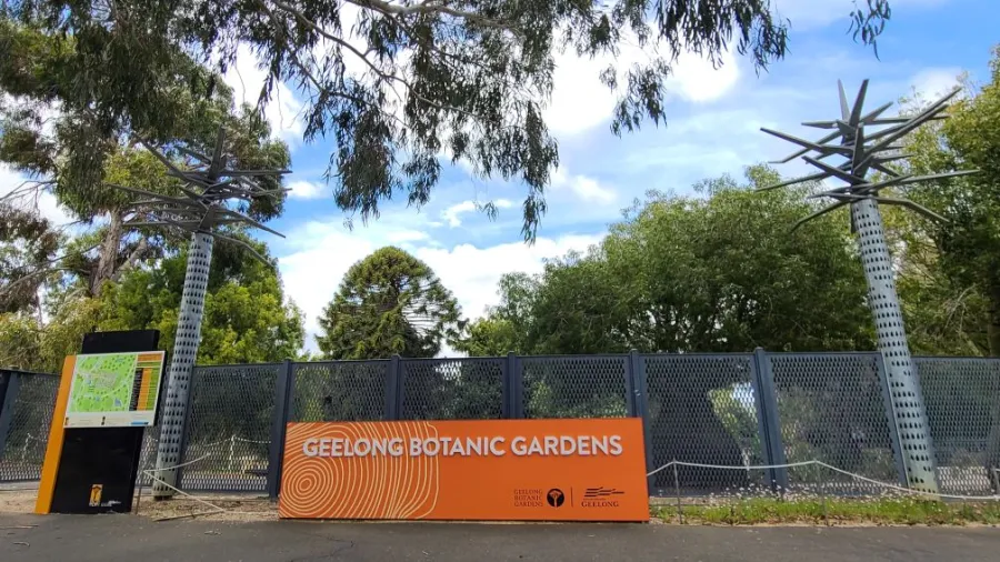 An image of entry signage at the Geelong Botanic Gardens on Podbury Drive