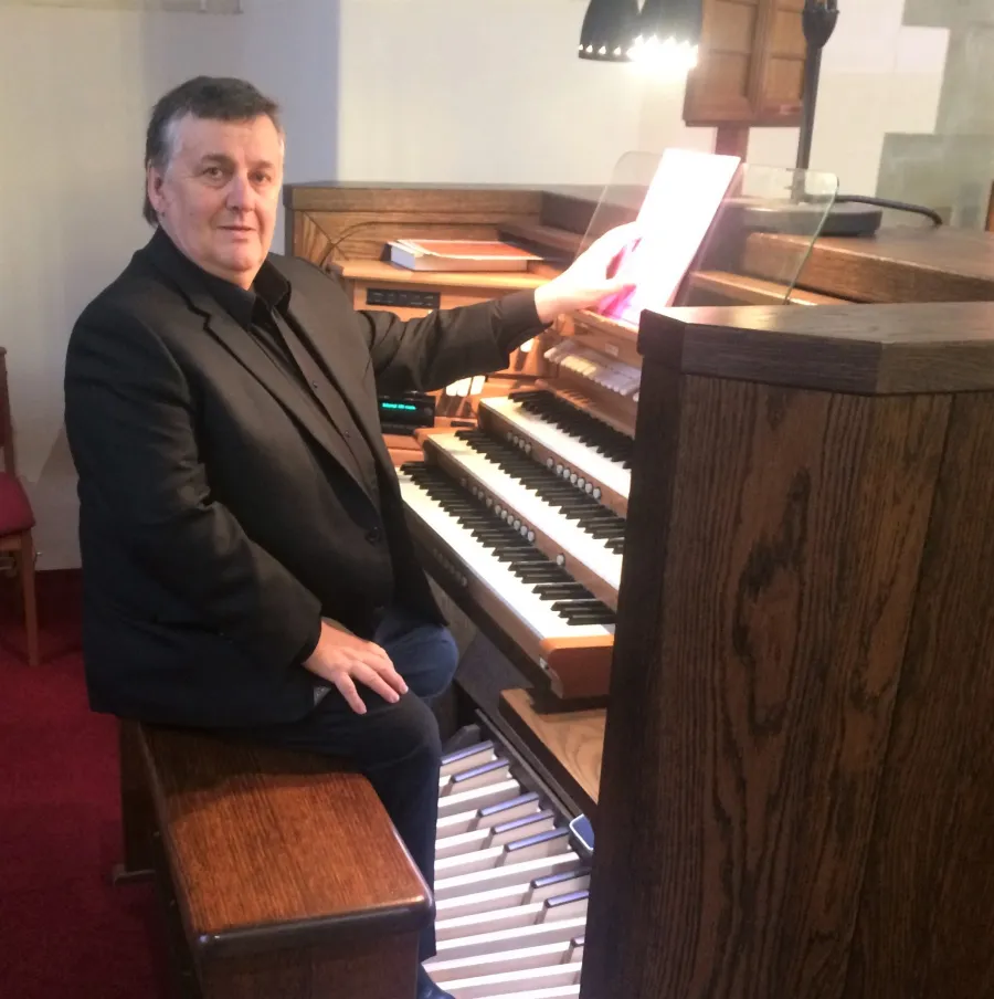 Image of Frank De Rosso seated at a piano