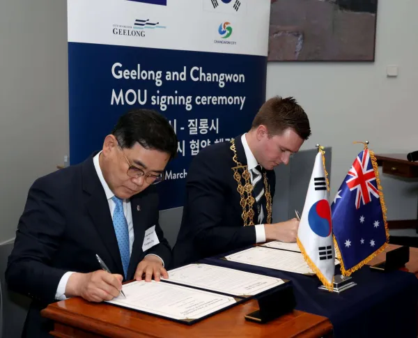 Changwon City Mayor, Mr Huh Sungmoo and Greater Geelong Mayor Cr Trent Sullivan signing MOU