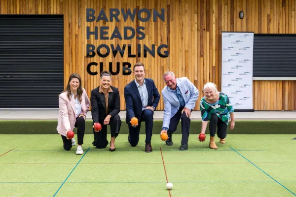 Alison Marchant MP, Libby Coker MP, Mayor Trent Sullivan, Bowling Club President Lawrie Stendt with Cr Elise Wilkinson
