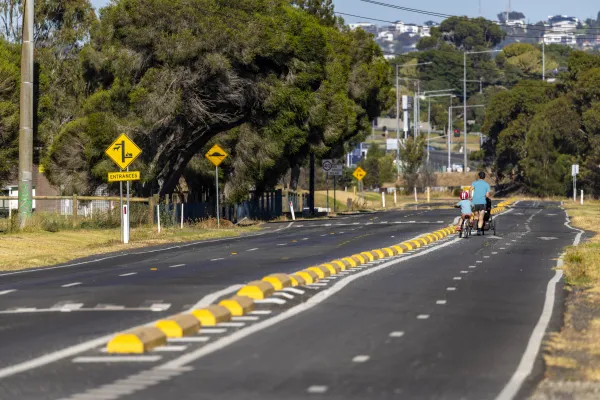 Road between Geelong and Breakwater