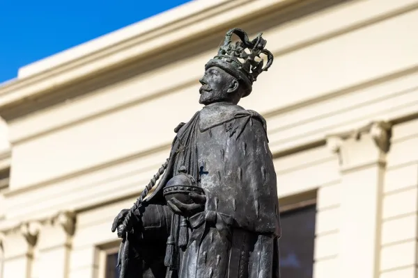 King George V statue Bronze statue of King George V in front of the Old Civic Hall in Johnstone Park.