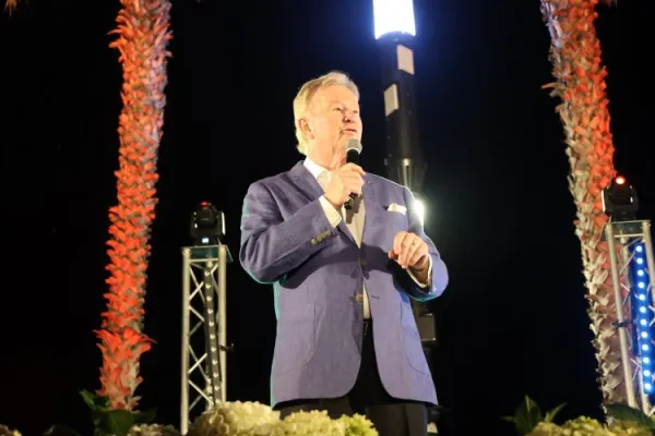 Denis Walter on stage