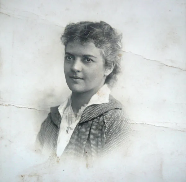 Woman Doctor - War Hero Woman Doctor - War Hero