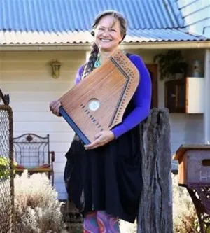 Image of lady with zither