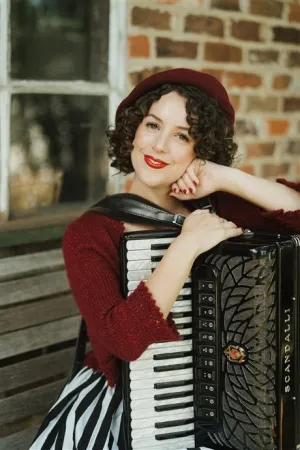 Image of lady with piano accordion